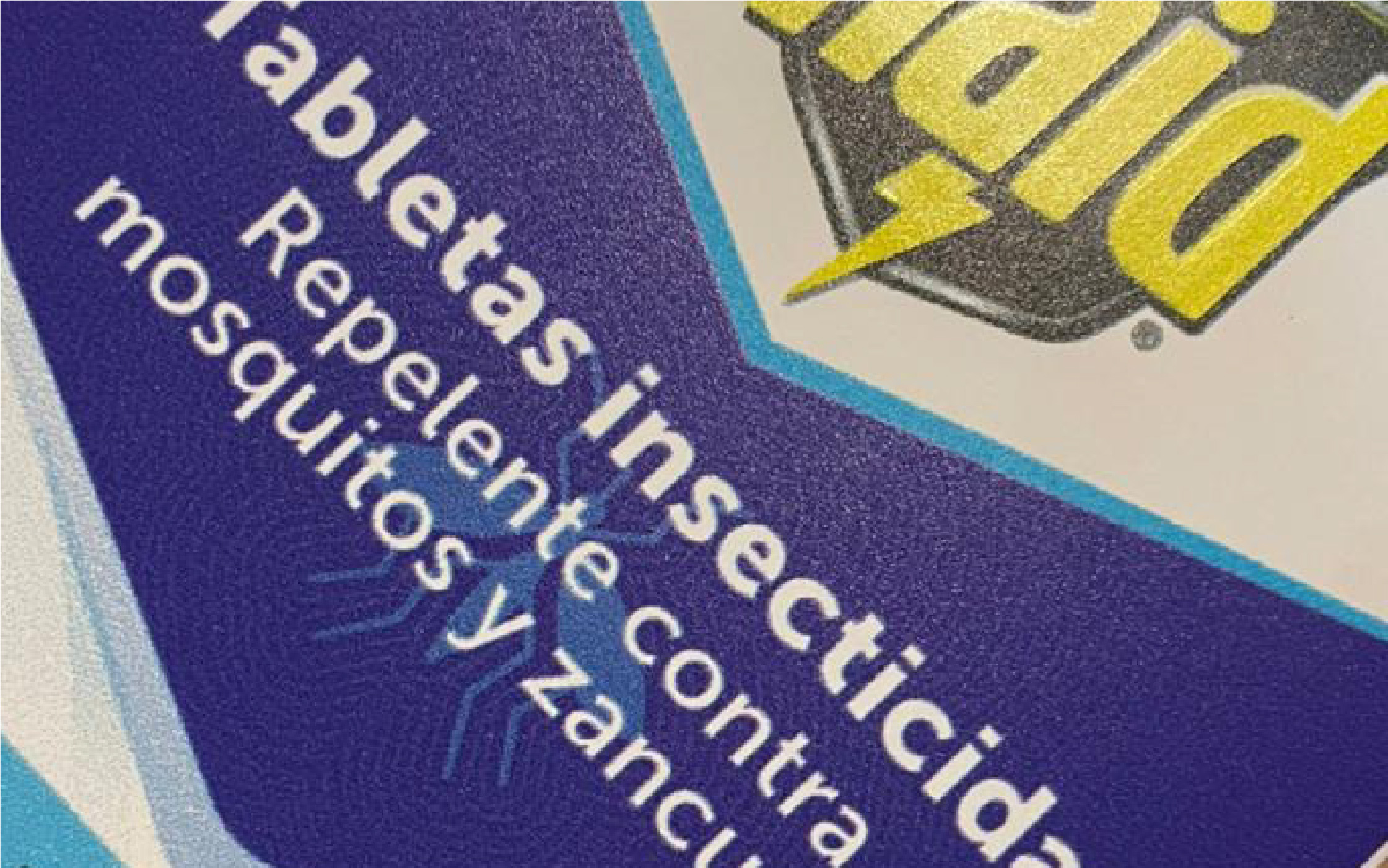 Macro del cartón impreso de la caja Raid, a sangre